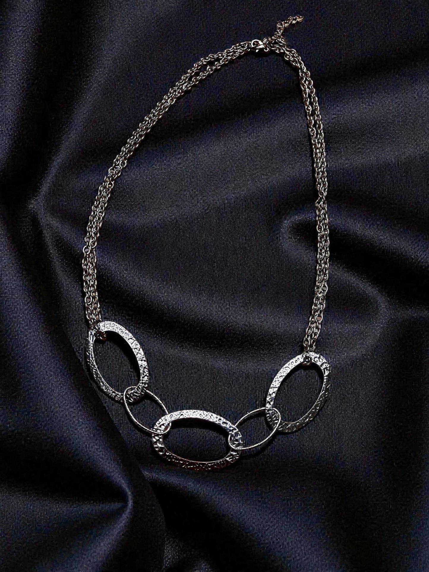 Modern Geometric Silver Necklace | Hammered Oval Link Statement Necklace | Contemporary Layering Jewelry | Minimalist Boutique Necklace