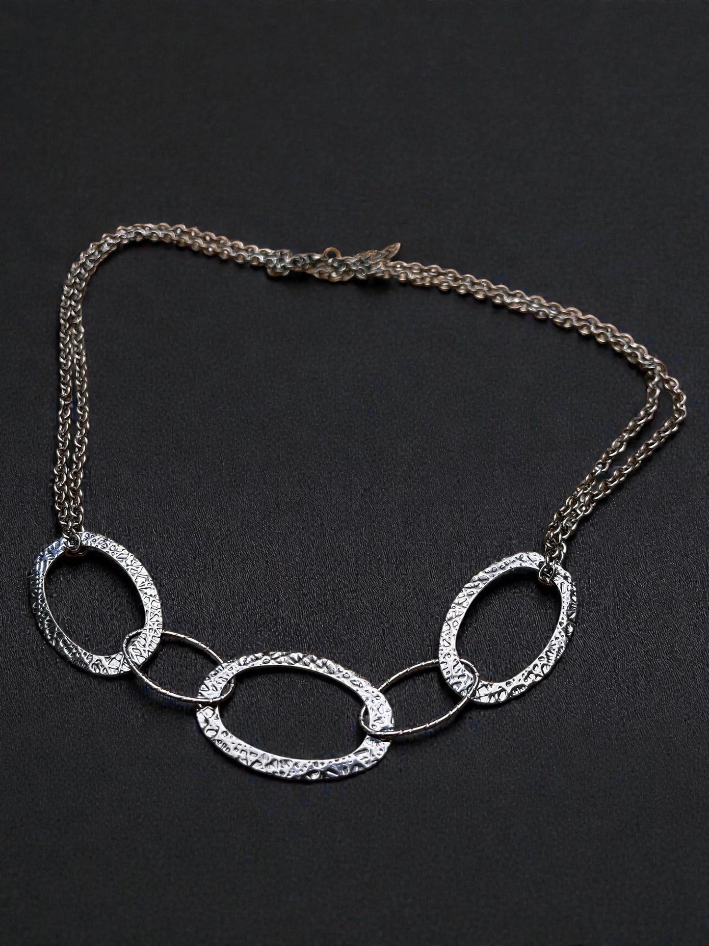 Modern Geometric Silver Necklace | Hammered Oval Link Statement Necklace | Contemporary Layering Jewelry | Minimalist Boutique Necklace