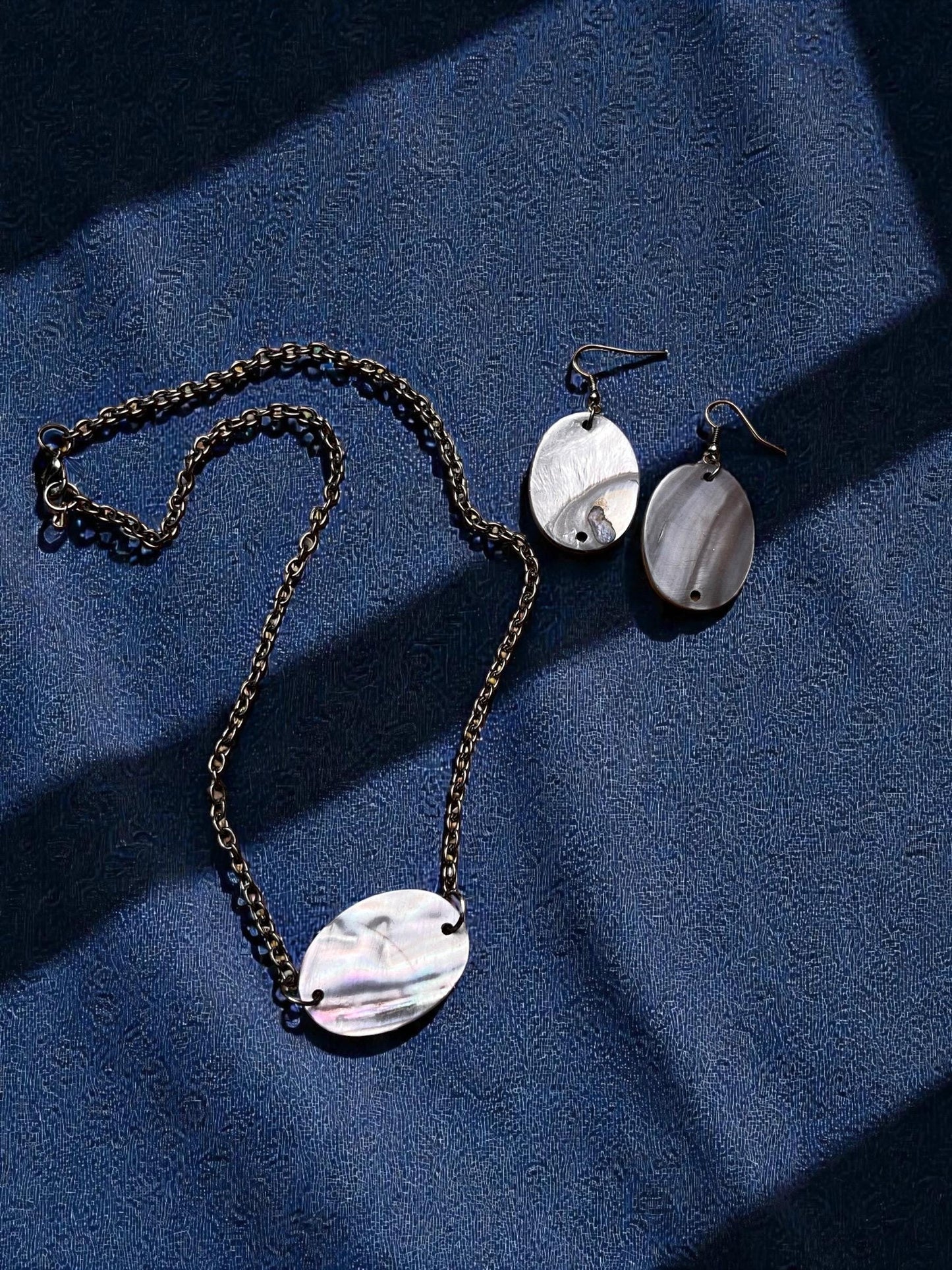 Black Mother of Pearl Jewelry Set – Gunmetal Shell Necklace & Matching Earrings – Iridescent Oval Pendant Set – Modern Minimalist Jewelry