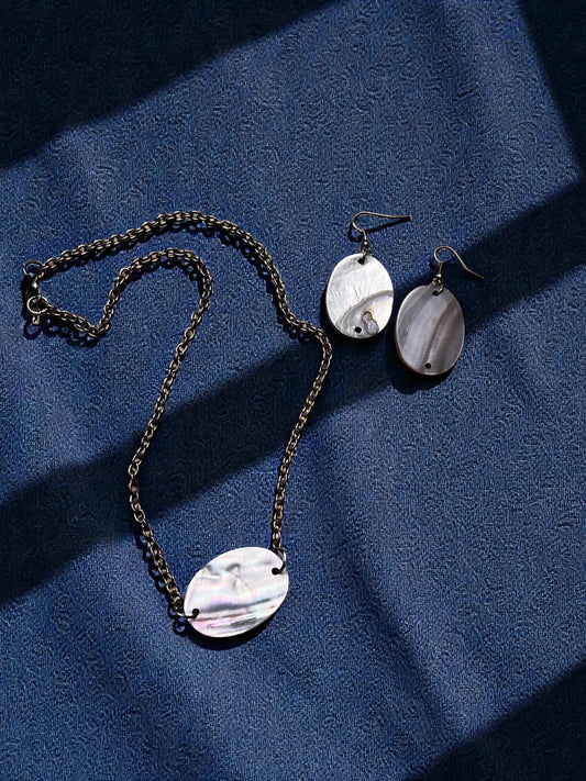 Black Mother of Pearl Jewelry Set – Gunmetal Shell Necklace & Matching Earrings – Iridescent Oval Pendant Set – Modern Minimalist Jewelry