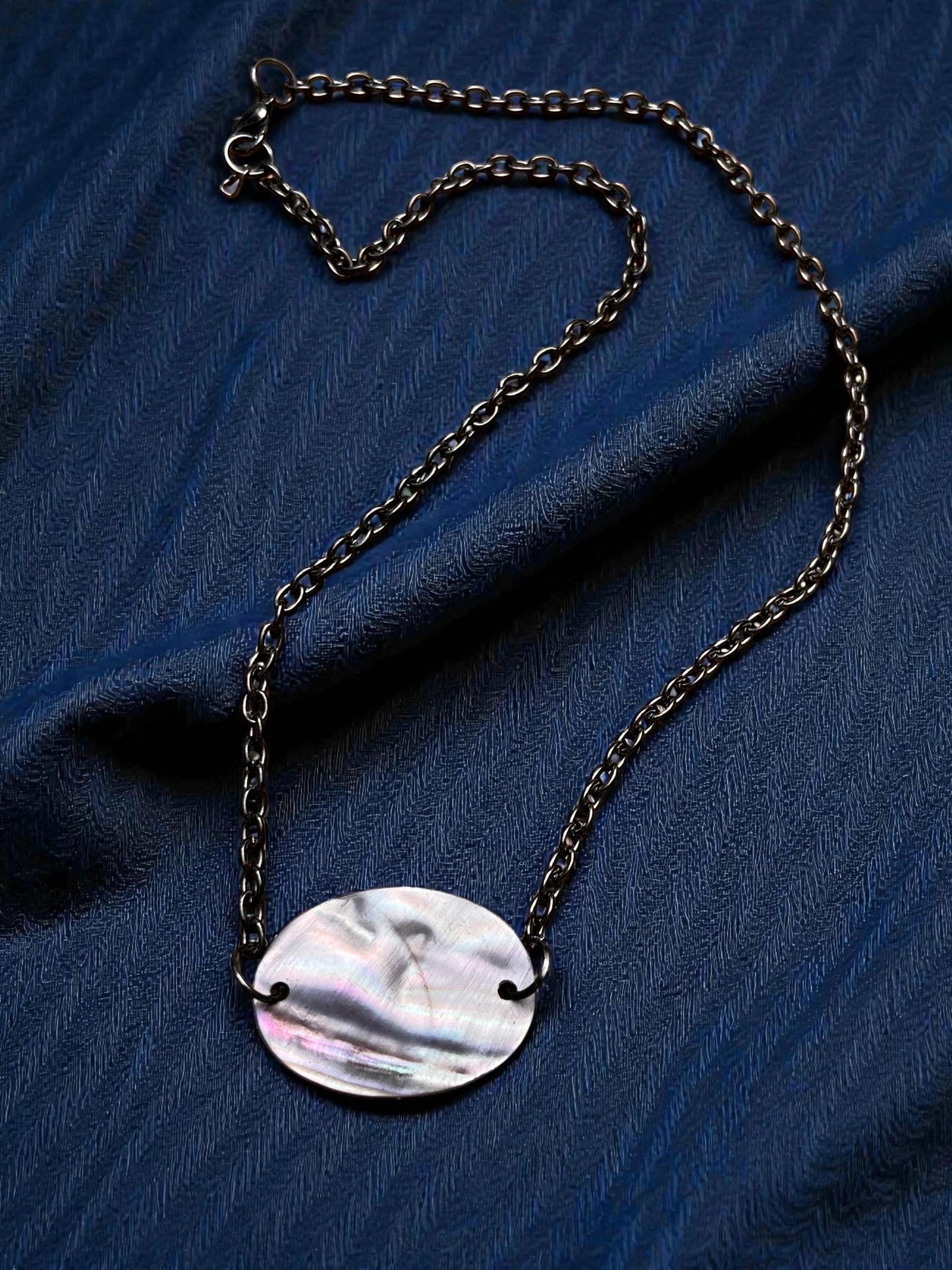 Black Mother of Pearl Jewelry Set – Gunmetal Shell Necklace & Matching Earrings – Iridescent Oval Pendant Set – Modern Minimalist Jewelry