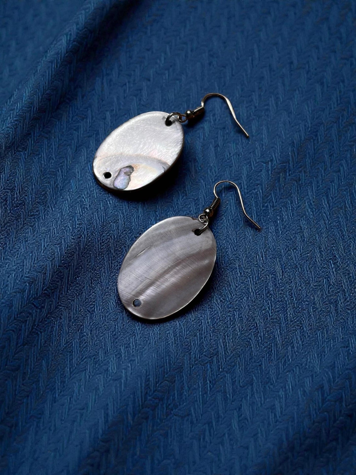 Black Mother of Pearl Jewelry Set – Gunmetal Shell Necklace & Matching Earrings – Iridescent Oval Pendant Set – Modern Minimalist Jewelry