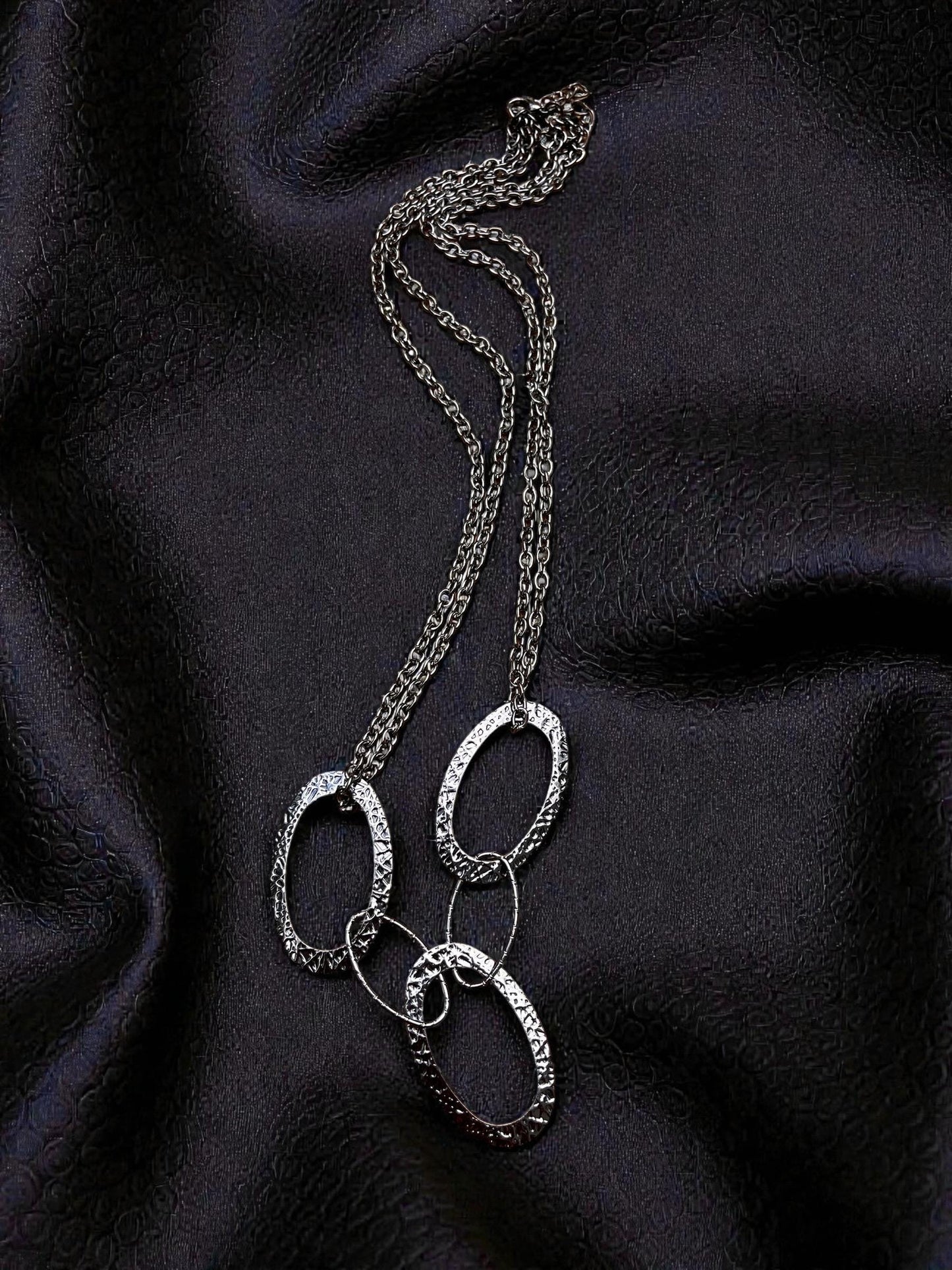 Modern Geometric Silver Necklace | Hammered Oval Link Statement Necklace | Contemporary Layering Jewelry | Minimalist Boutique Necklace