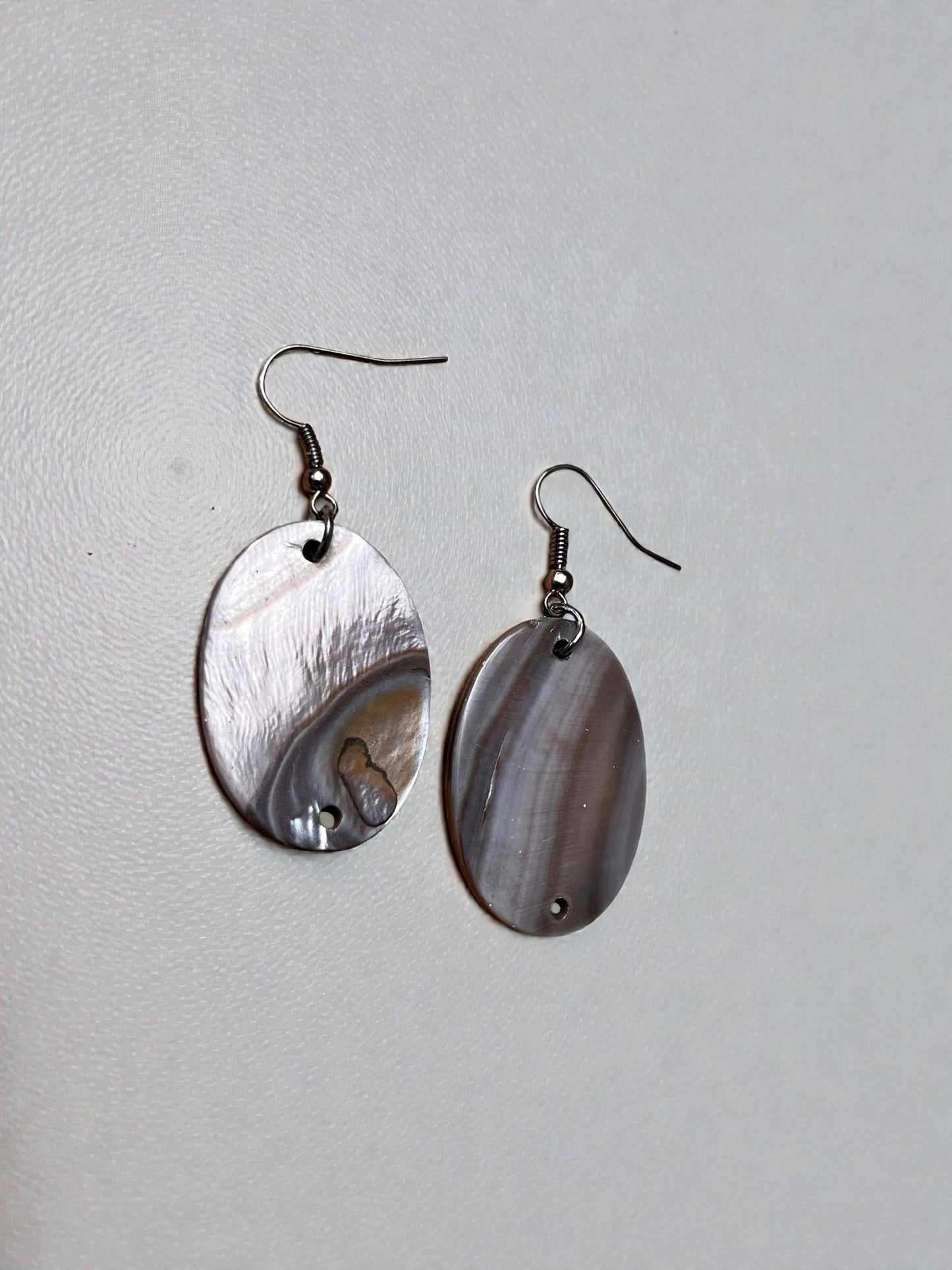 Black Mother of Pearl Jewelry Set – Gunmetal Shell Necklace & Matching Earrings – Iridescent Oval Pendant Set – Modern Minimalist Jewelry