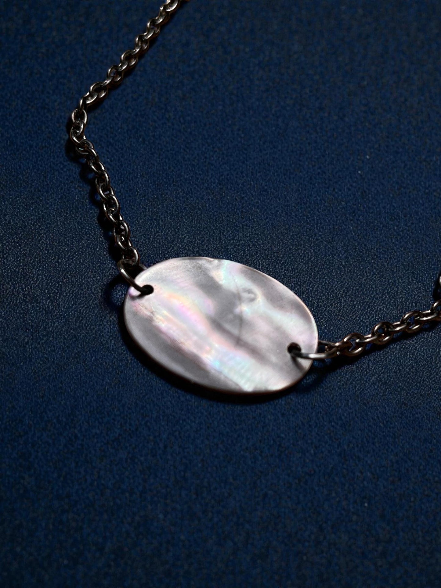 Black Mother of Pearl Jewelry Set – Gunmetal Shell Necklace & Matching Earrings – Iridescent Oval Pendant Set – Modern Minimalist Jewelry