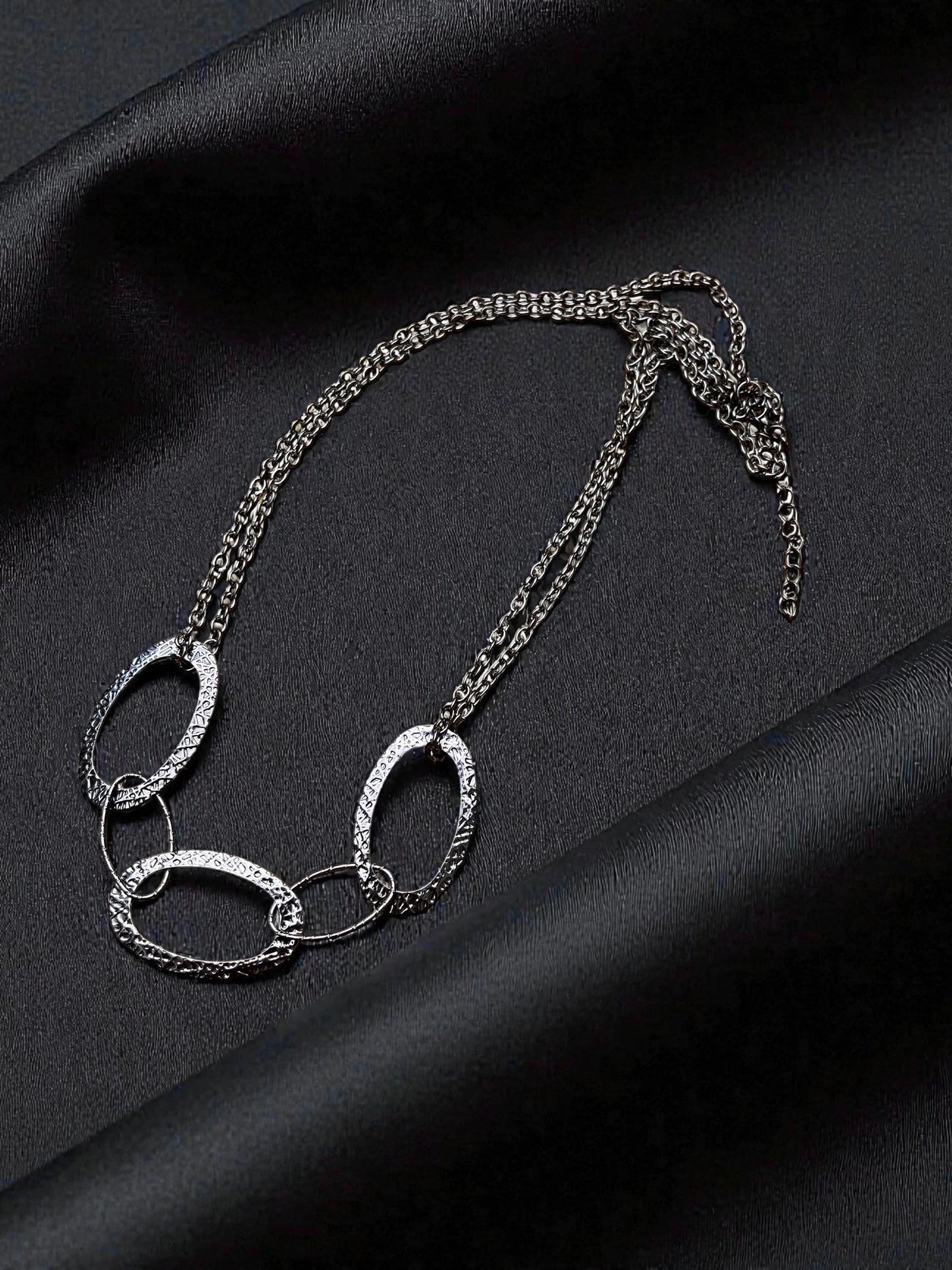 Modern Geometric Silver Necklace | Hammered Oval Link Statement Necklace | Contemporary Layering Jewelry | Minimalist Boutique Necklace
